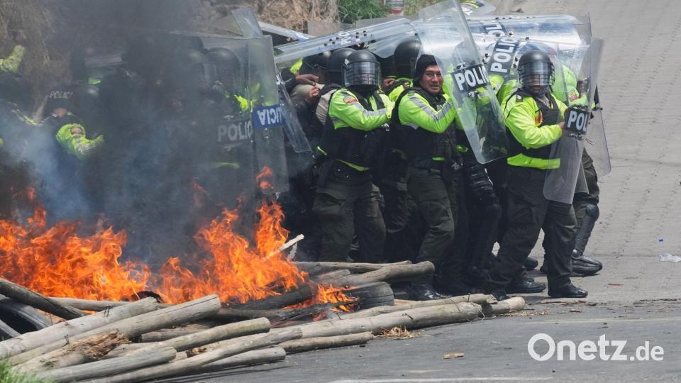 Die Polizei räumt eine Straßensperre, die von Demonstranten errichtet wurde, die gegen die Kürzung der Treibstoffsubventionen durch Präsident Noboa in Ecuador protestieren. Bild: Dolores Ochoa/AP/dpa