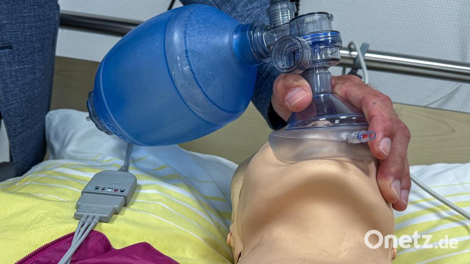 Mit einem Beatmungsbeutel kann die Reanimation trainiert werden. Sensoren messen den Luftdruck, über einen Bildschirm sehen die Schüler, ob zu viel oder zu wenig Luft in die Lunge kommt. Bild: Stephan Huber