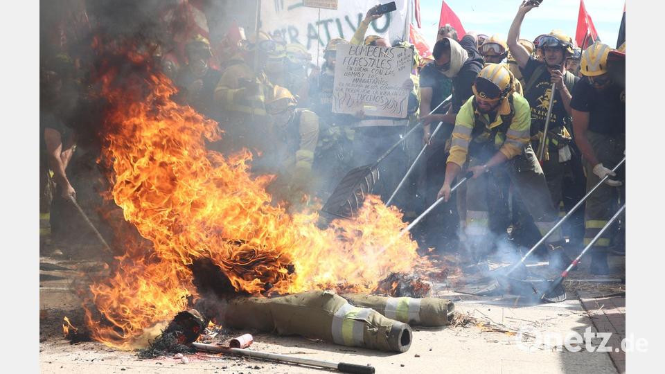 Feuer und Flamme: Spanische Feuerwehrleute demonstrieren für besseren Arbeitsbedingungen. In Spanien gab es in den letzten Wochen verheerende Waldbrände, bei denen mindestens ein Feuerwehrmann ums Leben kam. Bild: Claudia Alba/EUROPA PRESS/dpa