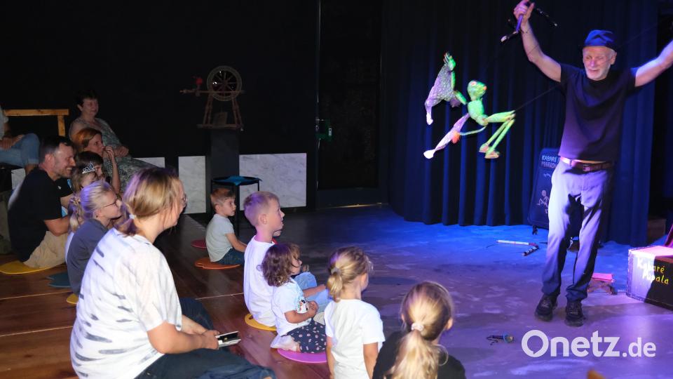 Das Fabelwesen &quot;Kibuki&quot; lässt Thomas Herfort (rechts) durch die Manege fliegen. Sehr zur Freude der Kinder, die zum Saisonauftakt zahlreich ins Schwandorfer Marionettentheater gekommen waren. Bild: Hirsch