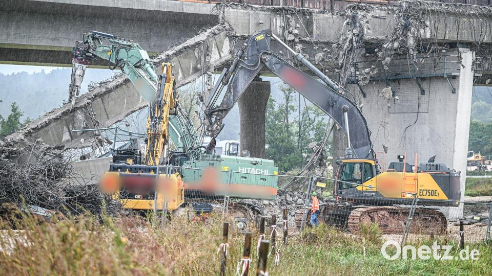 Beim Abriss einer alten Autobahnbrücke ist ein Bauteil auf einen Bagger gestürzt, der Baggerfahrer kam dabei ums Leben. Bild: Jason Tschepljakow/dpa