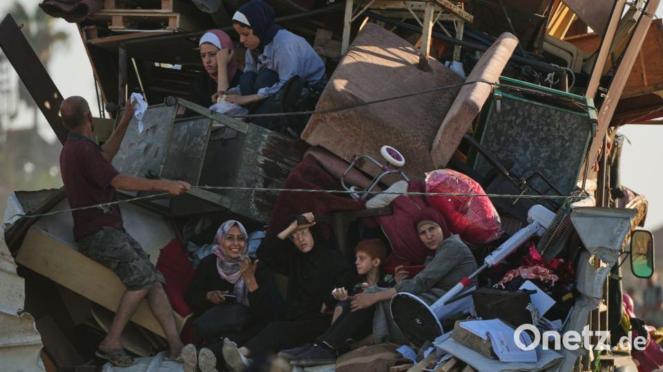 Vertriebene Palästinenser fliehen aus dem nördlichen Gazastreifen entlang der Küstenstraße in der Nähe des Wadi Gaza. Bild: Abdel Kareem Hana/AP/dpa