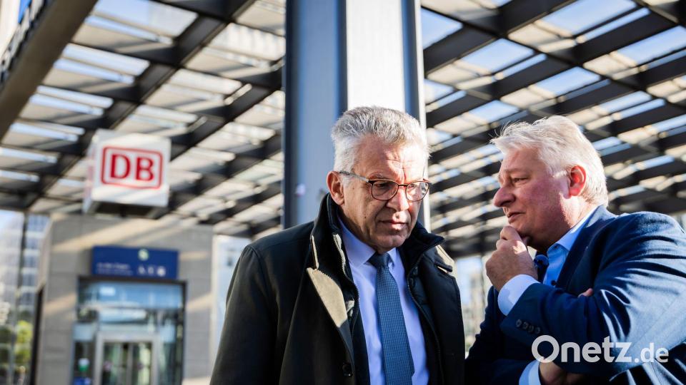 EVG-Chef Martin Burkert (rechts) und Werner Gatzer, Vorsitzender des Aufsichtsrats der Deutschen Bahn, kurz vor der Aufsichtsratssitzung. Bild: Christoph Soeder/dpa