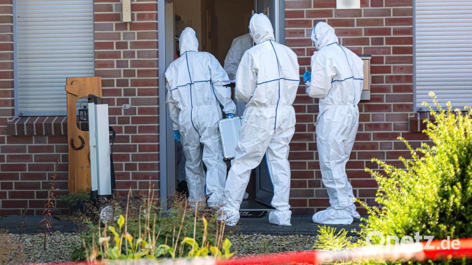 Einsatzkräfte sichern im niedersächsischen Gyhum Spuren am Tatort, nachdem ein 34-Jähriger dort seine Lebenspartnerin getötet haben soll. Bild: Sina Schuldt/dpa