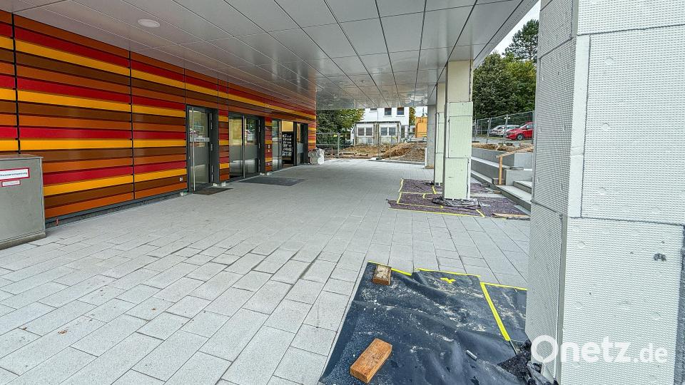Im Außenbereich finden derzeit noch Restarbeiten statt. Hier können die Pflegeschüler Pause machen, im Sommer sogar grillen oder einfach nur plaudern und die Frischluft genießen. Bild: Stephan Huber