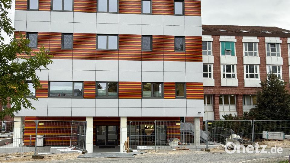 Das neue Gebäude ist direkt an das Krankenhaus St. Anna angebaut und beherbergt die Berufsfachschule für Pflege (derzeit 106 Schüler) sowie die neue Intensivstation – es kostete rund 15 Millionen Euro. Bild: Stephan Huber