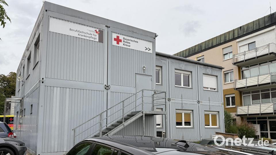 Die Unterschiede zu früher sind gravierend. Zehn Jahre lang war die Berufsfachschule in Containern untergebracht. Der neue, hochmoderne Gebäudekomplex bietet im Vergleich dazu nun viel bessere Ausbildungsbedingungen. Bild: Stephan Huber