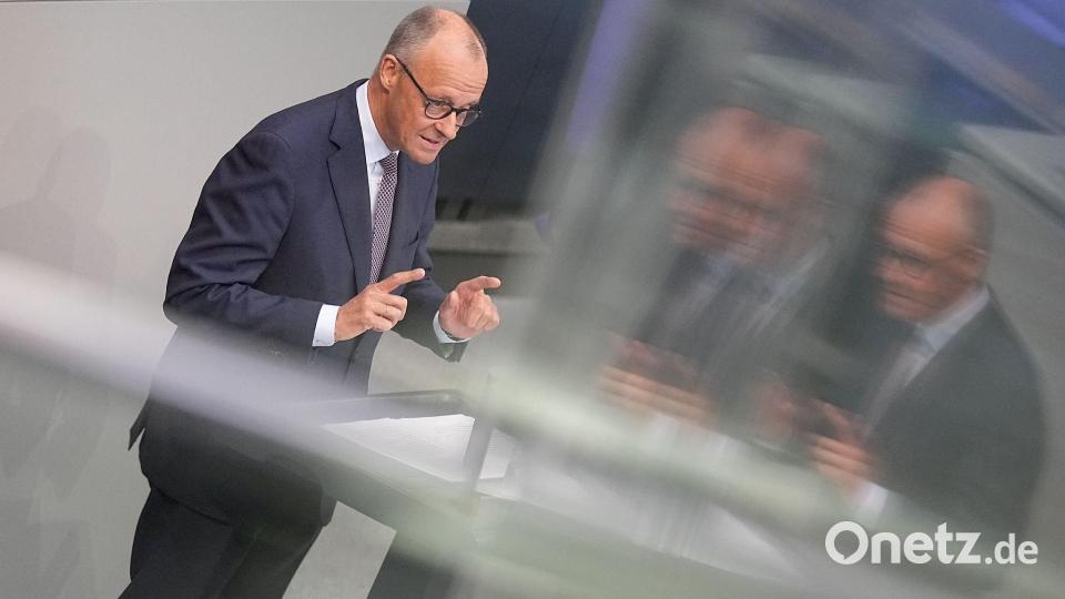 Der Kanzler verteidigt im Bundestag seinen Reformkurs. Bild: Michael Kappeler/dpa