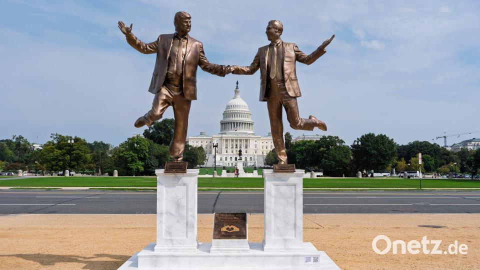 Ein Protestkunstwerk auf der National Mall in der Nähe des Kapitols in Washington stellt US-Präsident Donald Trump und Jeffrey Epstein dar. Bild: J. Scott Applewhite/AP/dpa
