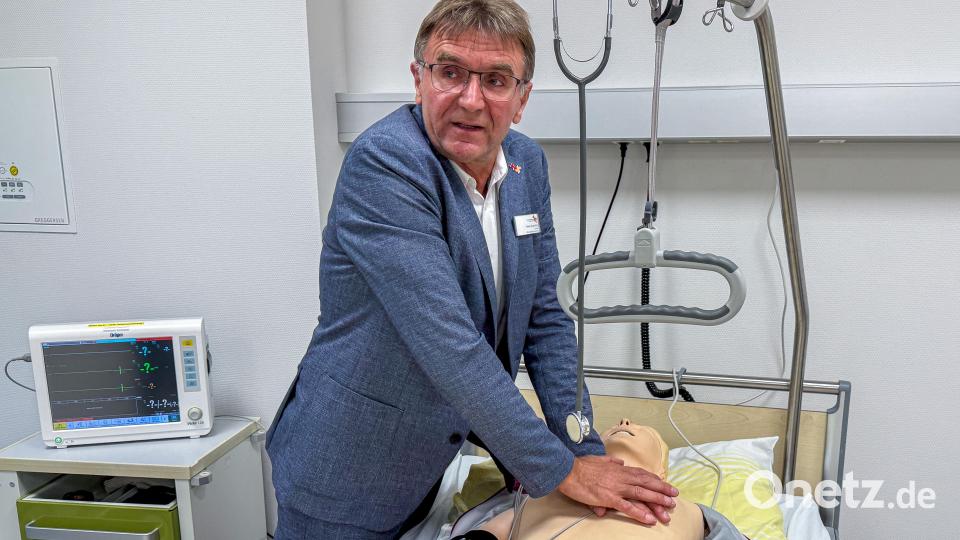 Schulleiter Hans-Jürgen Bruhn führt an einer Hightech-Puppe vor, wie Pflegeschüler im "Skills Lab" genannten Trainingsraum so realitätsnah wie möglich die Behandlung von Patienten üben können. Kameras an der Decke zeichnen alles auf und ermöglichen die Nachbesprechung. Bild: Stephan Huber
