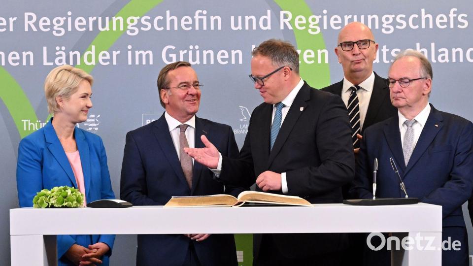 Bundesverteidigungsminister Boris Pistorius nahm auf Schloss Ettersburg an Beratungen der ostdeutschen Ministerpräsidenten teil. Es ging um die Verteidigungsfähigkeit. Bild: Martin Schutt/dpa