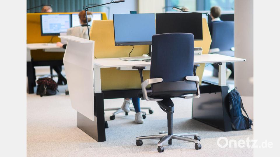 Wegen des Homeoffice-Trends bleiben in vielen Büros Schreibtische leer. (Archivbild) Bild: Philip Dulian/dpa/dpa-tmn
