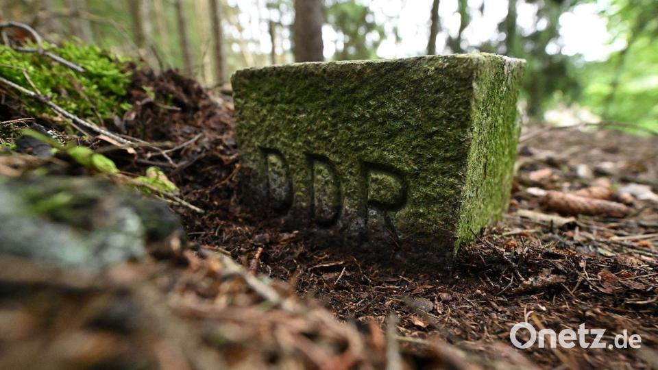 Ein Markstein erinnert an die frühere Grenze. (Archivbild) Bild: Martin Schutt/dpa