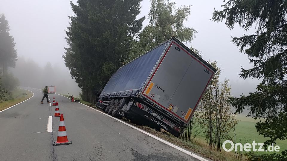 Zwischen Altglashütte und Silberhütte ist ein Lastwagen in den Graben gerutscht. Bild: nic