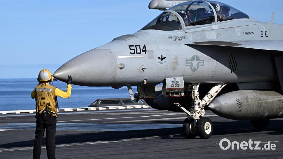 Bei der Nato-Übung „Neptun Strike 25“ in der Nordsee vor Norwegen wird ein Kampfflugzeug auf dem US-Flugzeugträger USS Gerald R. Ford in Position gebracht. Bild: Federico Gambarini/dpa