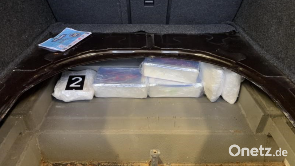 Ein Vater und sein Sohn transportierten 25 Kilogramm Methamphetamin im Auto, ehe sie von der Polizei kontrolliert wurden. Bild: PP Oberpfalz/Spitzer