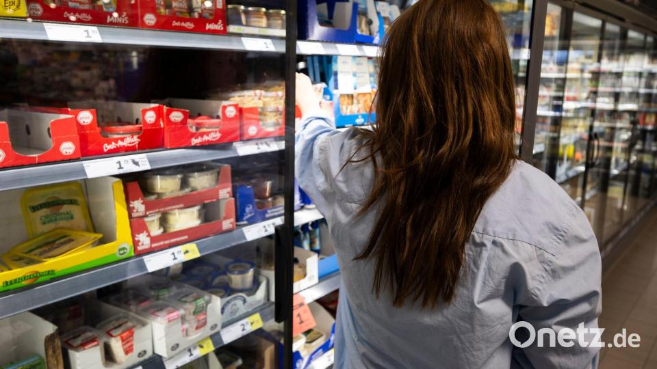 Beim täglichen Einkauf bekommen Verbraucherinnen und Verbraucher die Inflation zu spüren. (Symbolbild) Bild: Philip Dulian/dpa
