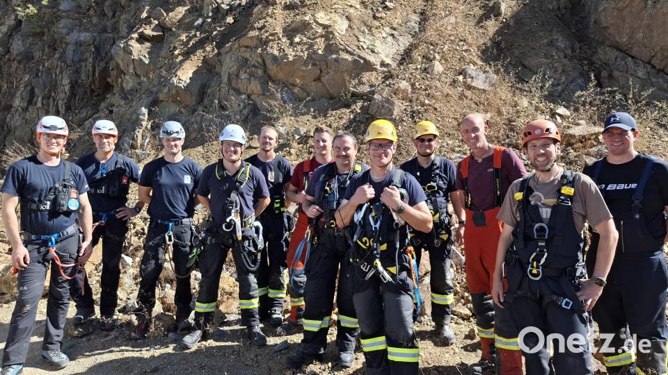 Die Feuerwehrausbilder für Absturzsicherung des Landkreises Neustadt/WN trainieren gemeinsam mit der Bergwacht Weiden. Bild: Michael Roith