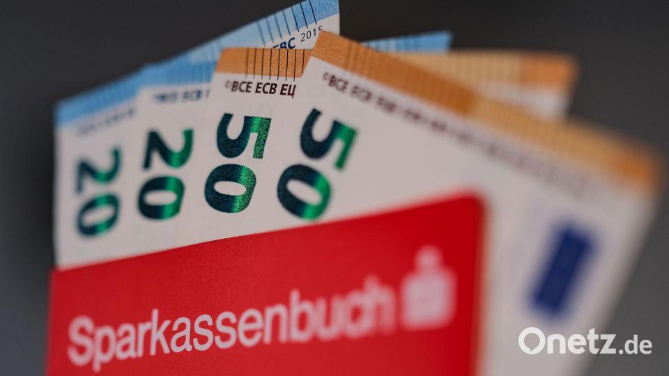 In Deutschland beliebt: Bargeld, Sparbuch, Tagesgeld. (Symbolbild) Bild: Oliver Berg/dpa/dpa-tmn