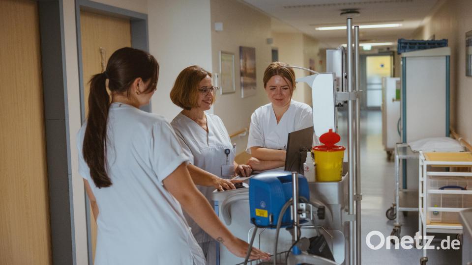 Sabani tauscht sich mit Kolleginnen der Gynäkologie aus. Als Fachschwester hat sie andere Arbeitsschwerpunkte, keine Wochenenddienste und keine Nachschichten. Bild: Sara Neidhardt