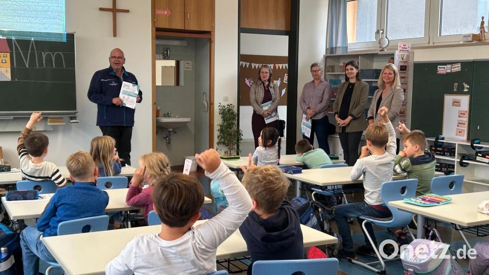 Das Demografie-Malbuch wurde am Montag an den Grundschulen in Waldershof und Bad Neualbenreuth vorgestellt und übergeben. Bild: Landratsamt Tirschenreuth/Spitzl Luisa