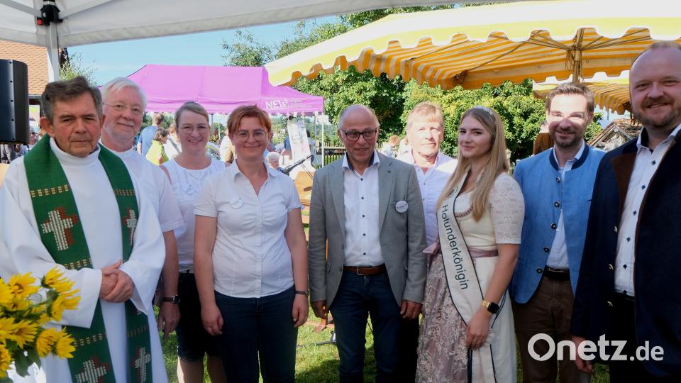 Sie gaben sich beim 30. Geburtstag des Kreislehrgartens am Sonntag beim Gottesdienst ein Stelldichein (von links): Pfarrer Max Früchtl, Pfarrer Wilfried Römischer. Zweite Kreisvorsitzende Claudia Fichtl, Kreisfachberaterin Maria Treiber, Kreisfachberater Albert Nickl, Kreiskassier Josef Stock, Holunderkönigin Barbara Hauer, Landtagsabgeordneter Dr. Stephan Oetzinger und der Schirmherr, Landrat Andreas Meier. Bild: Fred Lehner