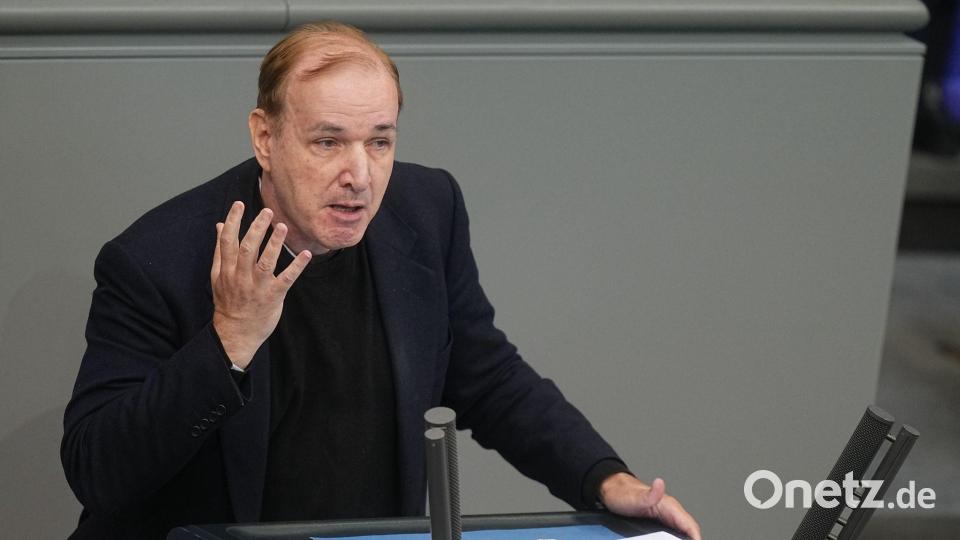 Der innenpolitische Sprecher der AfD-Fraktion, Gottfried Curio, sagte mit Blick auf den russischen Angriffskrieg: „Der Bürger will eine Regierung, die sich kümmert, aber um die Probleme im Land und nicht Milliarden in der Ukraine verbrennt.“ Bild: Michael Kappeler/dpa