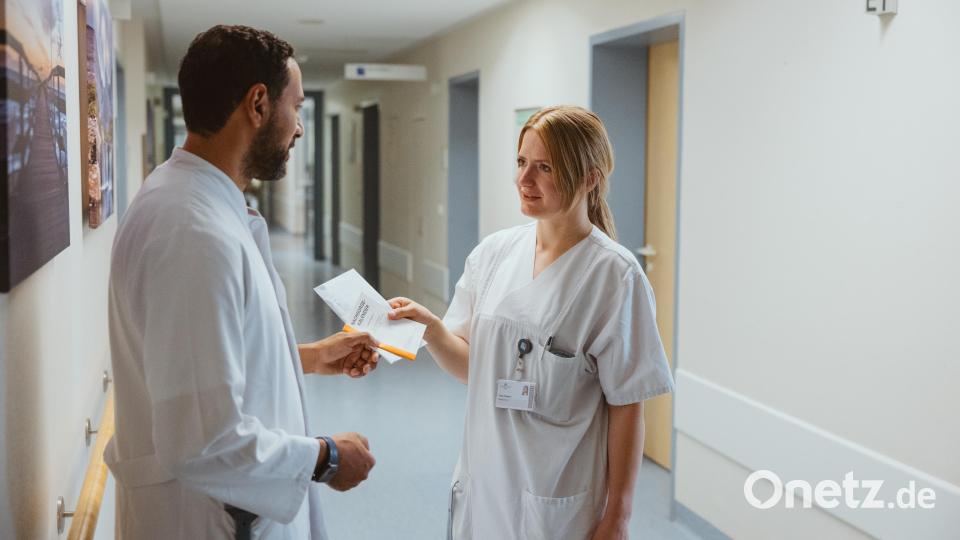Leonora Sabani übergibt einem Arzt Unterlagen einer Patientin, die nach Hause darf. Bild: Reiner Wittmann
