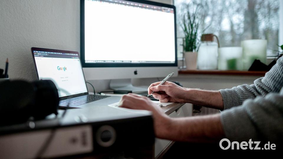 Das Homeoffice hat sich seit der Corona-Pandemie fest etabliert. (Archivbild) Bild: Fabian Strauch/dpa