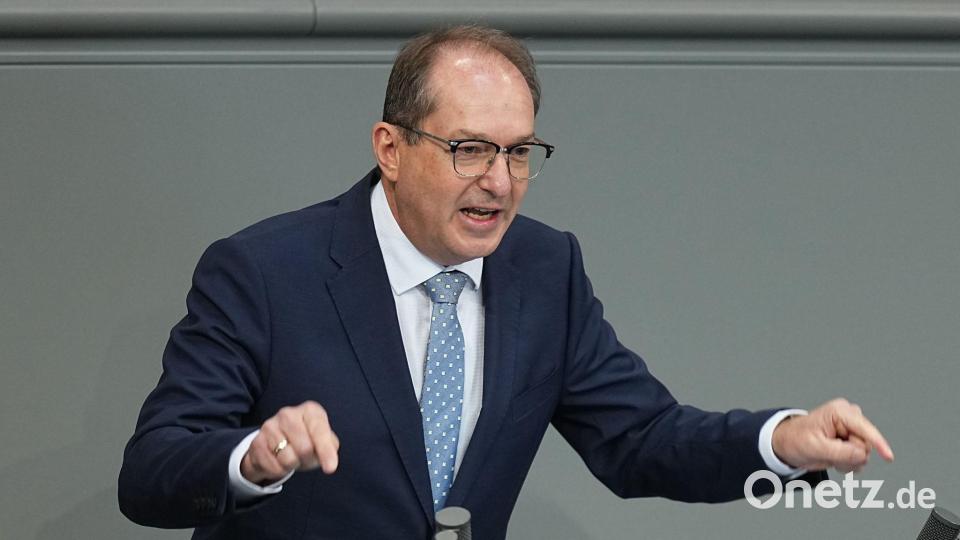 Bundesinnenminister Alexander Dobrindt (CSU) will sich verstärkt um  unerlaubte Drohnenüberflüge kümmern. Bild: Michael Kappeler/dpa