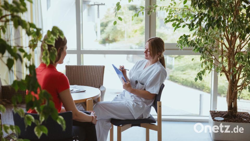 Mit der Krankheit umgehen: Für Patientengespräche nimmt sich Leonora Sabani Zeit. (Die Situation wurde für das Karrieremagazin &quot;work:life OBERPFALZ&quot; nachgestellt.) Bild: Sara Neidhardt