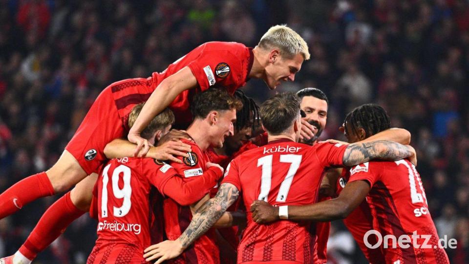 Spieler von Freiburg feiern den Treffer zum 2:0 gegen den FC Basel während der Europa League. Bild: Tom Weller/dpa