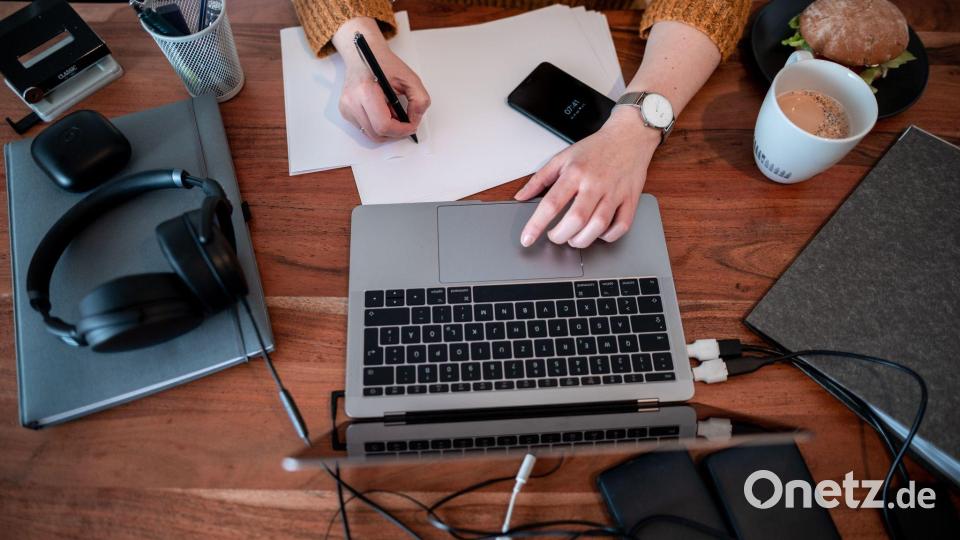 Besonders verbreitet ist das Homeoffice in Dienstleistungsjobs. (Symbolbild) Bild: Fabian Strauch/dpa/dpa-tmn