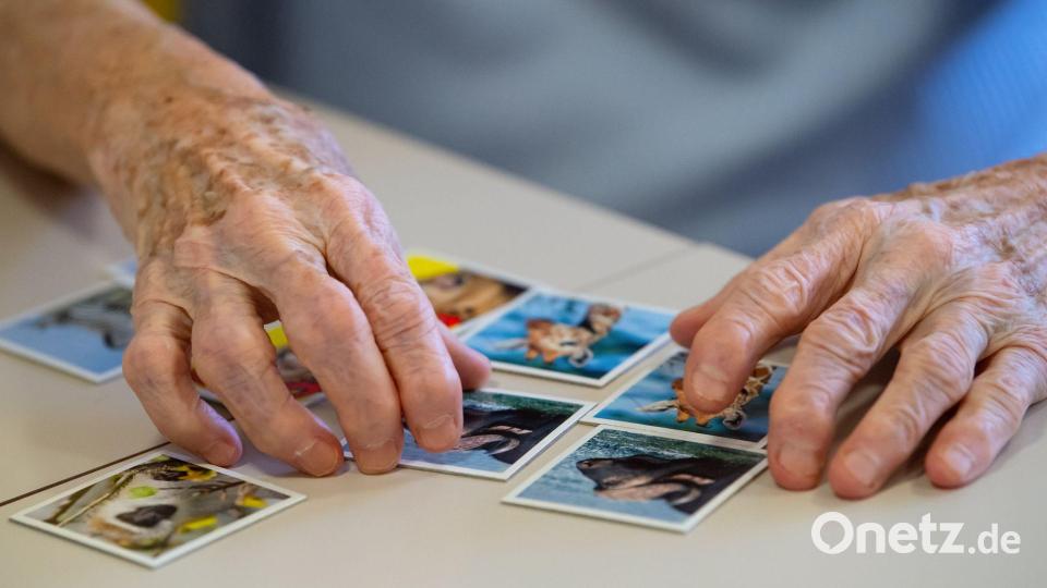 Lecanemab und Donanemab sollen bei Alzheimer im frühen Stadium den kognitiven Abbau etwas verlangsamen. (Archivbild) Bild: Sven Hoppe/dpa