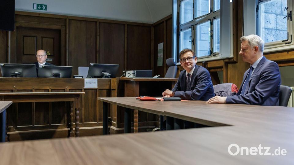 Kay Gottschalk (AfD, M), Bundestagsabgeordneter, sitzt mit Anwalt Michael Zischka (r) und Richter Burkhard Niebisch (hinten l) im Gerichtssaal. Bild: Andreas Gora/dpa