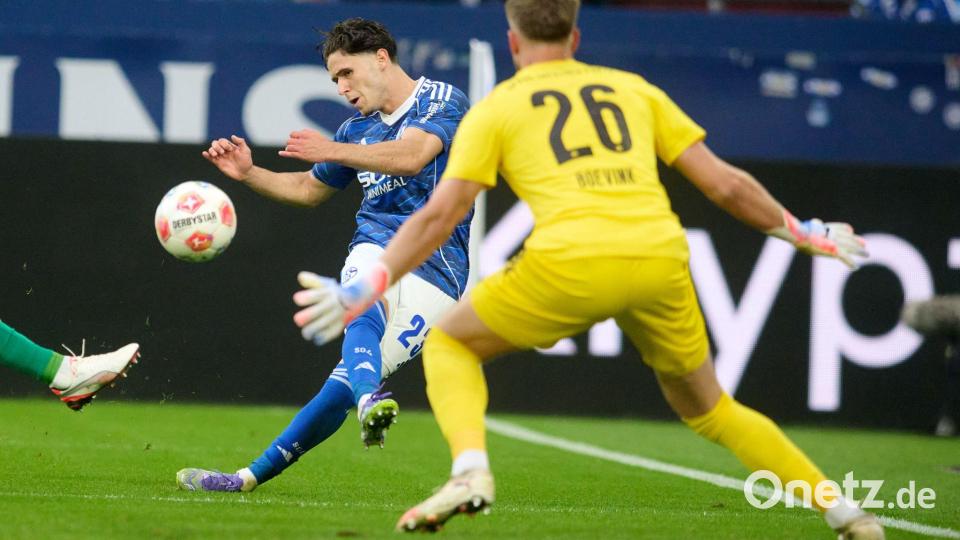 Der starke Schalker El-Faouzi scheitert knapp. Bild: Bernd Thissen/dpa