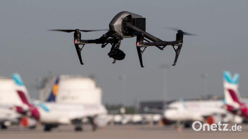 Drohnen sind für den Flugverkehr gefährlich - deshalb gilt an Flughäfen ein Flugverbot. Die Statistik zeigt aber: Die Gefährdungslage hat in den vergangenen Jahren zugenommen. (Illustration) Bild: Marijan Murat/dpa