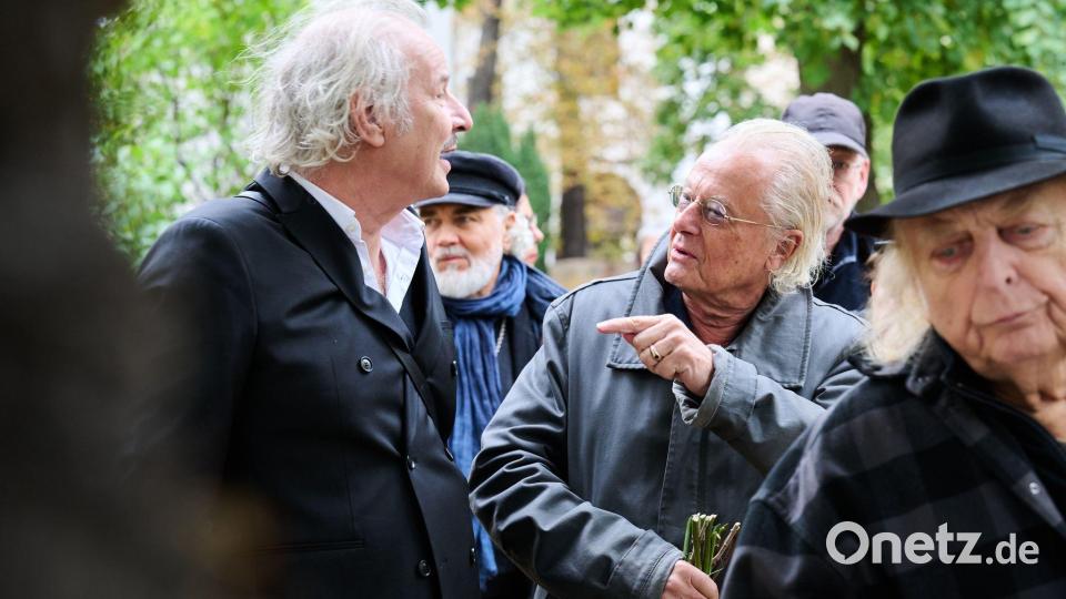 Leander Haußmann und Frank Castorf im Gespräch. Bild: Annette Riedl/dpa
