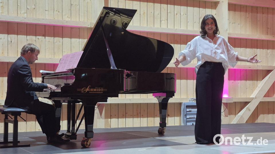 Maria Shebzukhova und Aleš Vitek auf der Bühne der Kulturscheune in Wirbenz. Bild: whü