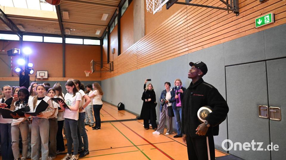 Dennis Schröder (r) kehrte in Braunschweig zu den Wurzeln seiner Basketball-Karriere zurück. Bild: Shireen Broszies/dpa