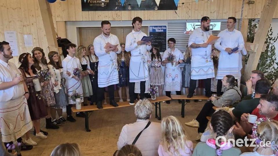 Die Kirwabuam sind bekannt dafür, dass sie sich kein Blatt vor dem Mund nehmen beim traditionellen Derbleckn am Sonntagnachmittag. Bild: whü