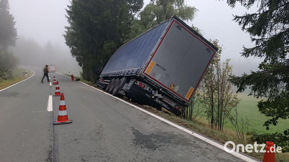 Zwischen Altglashütte und Silberhütte ist ein Lastwagen in den Graben gerutscht. Bild: nic