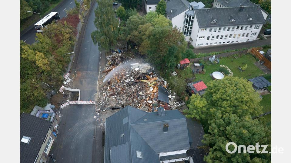 Nach einer Explosion in einem Wohn- und Geschäftshaus in Daaden in Rheinland-Pfalz ist das Gebäude komplett eingestürzt. Mehrere Personen wurden verletzt. Bild: Thomas Frey/dpa