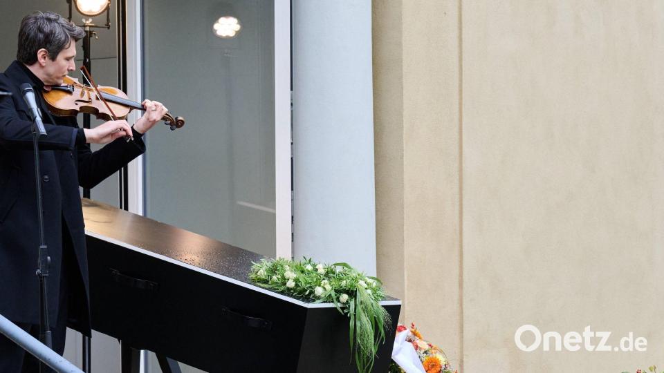 Schauspieler Sabin Tambrea spielte Geige. Bild: Annette Riedl/dpa