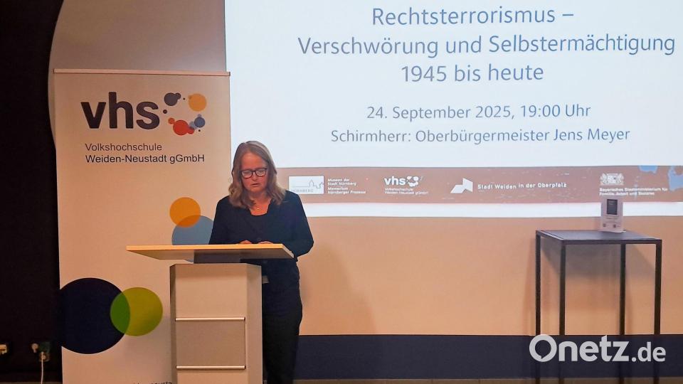 Dr. Astrid Betz bei ihrer Rede. Bild: VHS Weiden-Neustadt