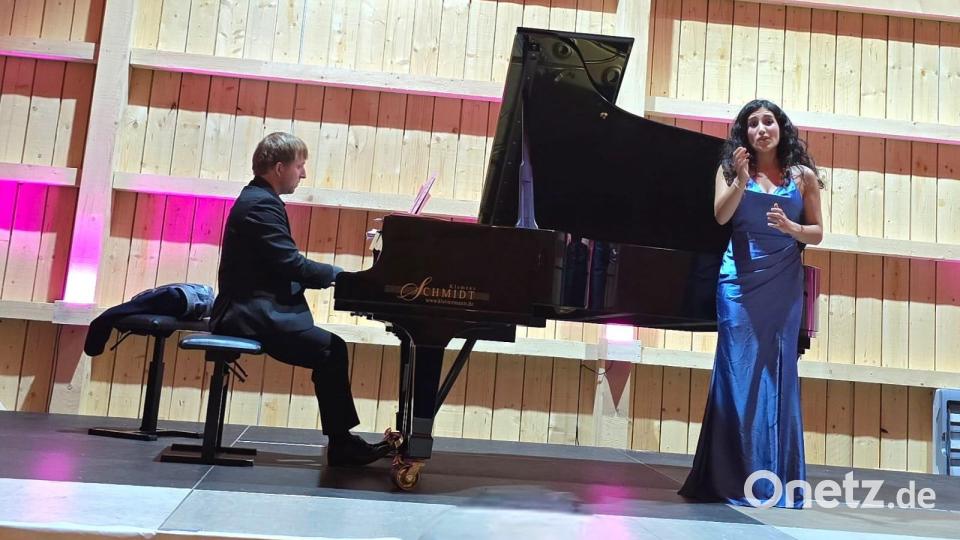 Negin Razzaghi trägt „Nur wer die Sehnsucht kennt“ vor, begleitet von Aleš Vitek am Flügel. Bild: whü