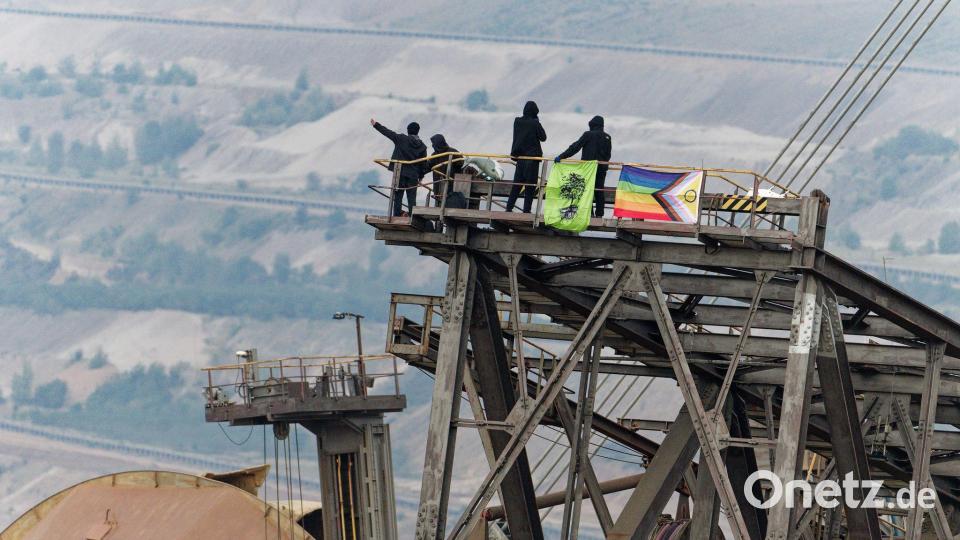 Aktivisten besetzen einen Kohlebagger im Tagebau Hambach. Sie fürchten, dass der Konzern RWE einen Teil vom Hambacher Forst für einen Yachthafen roden lässt. Bild: Henning Kaiser/dpa