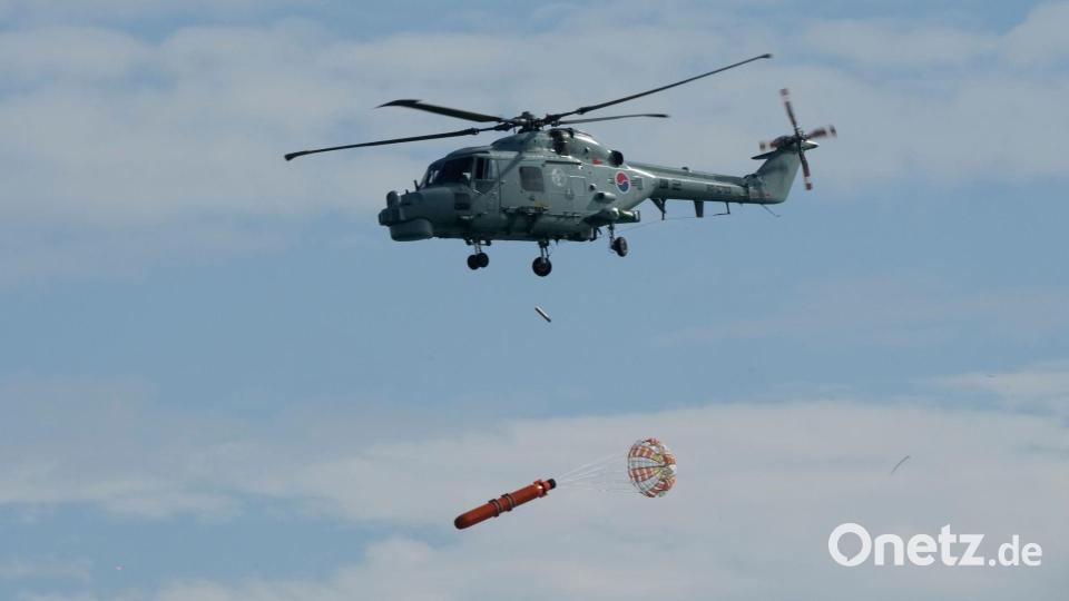Ein Hubschrauber der südkoreanischen Marine wirft während einer Übung vor der südkoreanischen Küste bei Busan einen Torpedo ab. Bild: Ahn Young-joon/AP/dpa