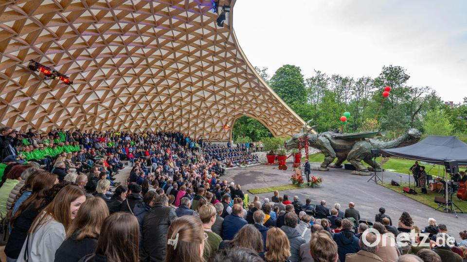 Die Veranstaltungsarena mit hölzerner Dachkonstruktion wurde eigens für die Landesgartenschau errichtet und soll dauerhaft bestehen bleiben. (Archivbild) Bild: Armin Weigel/dpa