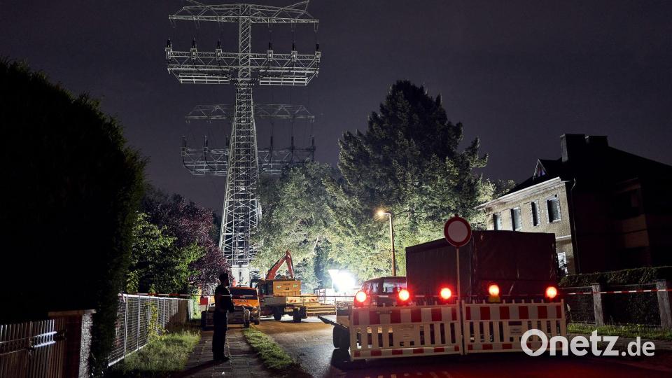 Reparaturarbeiten in Berlin an einem beschädigten Strommast. (Archivbild) Bild: Michael Ukas/dpa